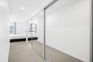 Modern 2 Bedroom Apartment in Phillip with Parking
