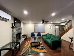 Poconos Getaway Relax w Sauna, Game Rm & Fire Pit - 卡纳登西斯