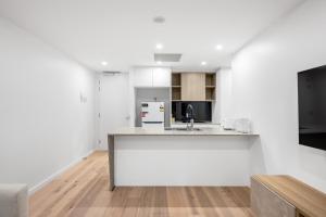 One Bedroom Apartment with Parking next to Canberra Central