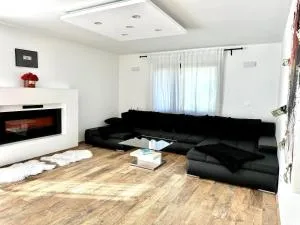 Spacious Cosy Apt with Pool and Parking - Ledinek