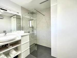Spacious Cosy Apt with Pool and Parking 