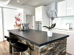 Spacious Cosy Apt with Pool and Parking