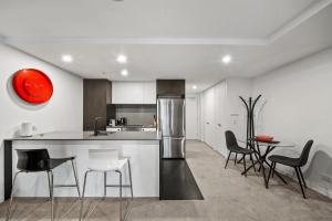 Central 1-Bed Apartment with Pool and Gym Access