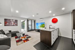 Central 1-Bed Apartment with Pool and Gym Access