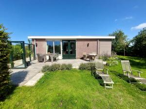 Modern bungalow close to beach with views - 4hvězdičkové hotely ve městě Sint Maartensvlotbrug