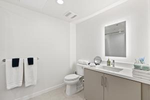 Bright Studio on Sunset Blvd Pool, Parking, Gym