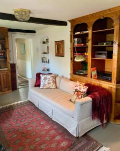 Charming 4BR colonial close to downtown