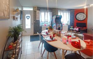 Maisons de vacances Beautiful Home In Grand-Fort-Philippe : photos des chambres