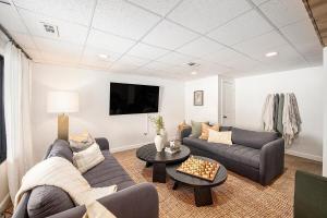 New Beach front 5bd in Sister Lakes with Hot tub