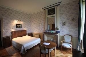 B&B / Chambres d'hotes Chateau de Vouilly : Chambre Familiale - Vue sur Jardin - Orangerie