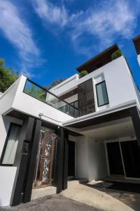 NEW! Amazing villa with jacuzzi, Nai Harn Phuket, ОПЛАТА В РУБЛЯХ ПО ЗАПРОСУ