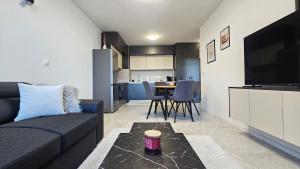 Stylish and Modern 1bdrm apt free private parking
