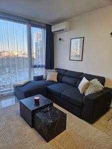 Stylish and Modern 1bdrm apt free private parking