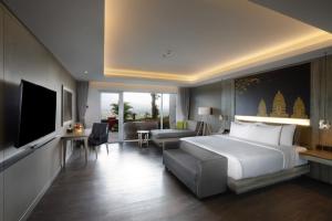 Premier King Room Garden Pool Access