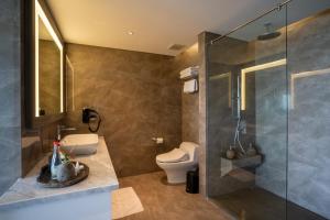 Phòng Premier 2 Giường đơn có Ban công (Premier Twin Room with Balcony)