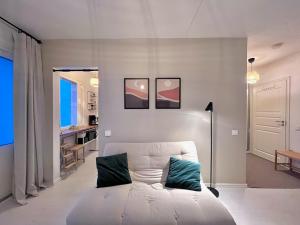 Cozy Studio next to Metro & Mall