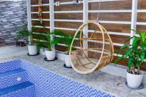 White House Cabin Cozy Retreat with Rustic Charm