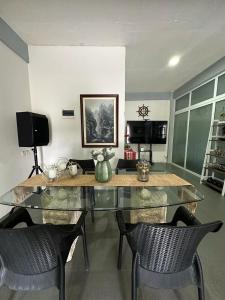 White House Cabin Cozy Retreat with Rustic Charm