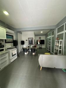 White House Cabin Cozy Retreat with Rustic Charm