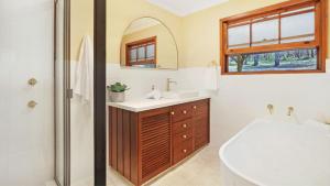 The Burrows of Penrose