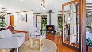 The Burrows of Penrose