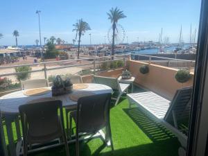 Studio vue splendide sur mer et port