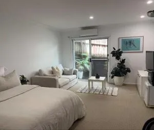 Cozy Studio with Private Entrance & Ensuite - Foxground