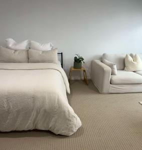 Cozy Studio with Private Entrance & Ensuite