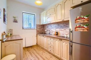 5-Bed Villa with Pool, Jacuzzi & Padel Court