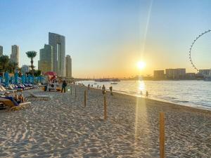 Modern 1BR Apartment Steps from Beach and Dubai Nightlife - 4-star hotels in Dubai