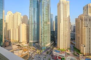 FIRST CLASS 1BR Dubai Marina Apartment with Pool, Gym, and Beach Access