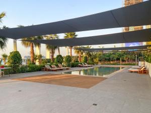 Modern 1BR Apartment Steps from Beach and Dubai Nightlife