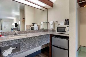 Econo Lodge Portland Airport