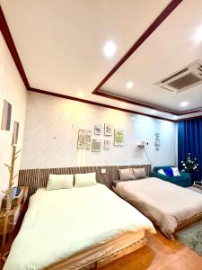 Cine Stu- big room with street view