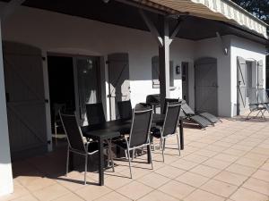 Spacieuse villa, vaste jardin avec piscine privée au calme de la campagne