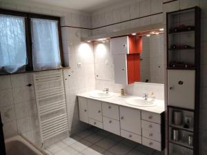Maisons de vacances Spacieuse villa, vaste jardin avec piscine privee au calme de la campagne : photos des chambres