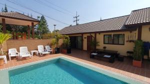 Villa Lek Noi - private pool & karaoke สระว่ายน้ำส่วนตัวและคาราโอเกะ