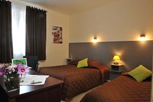 Hotels Logis Hotel Le Prieure : Chambre Lits Jumeaux Confort