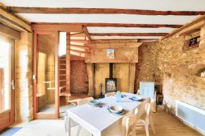 Maisons de vacances Maison en pierre avec piscine et terrasse pour 6 : photos des chambres