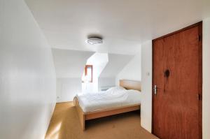 Maisons de vacances Maison en pierre avec piscine et terrasse pour 6 : photos des chambres