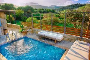 Victoria's Luxury Apartment - Private Pool, Jacuzzi - Pírgos