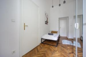 Central apartment in Viennese old building