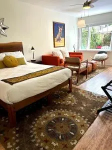 Couples Cottage l Steps to Downtown - 圣伊内斯