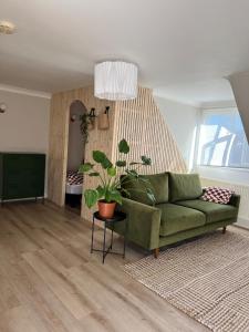 Luxury coastal retreat - On-site parking - sleeps 4