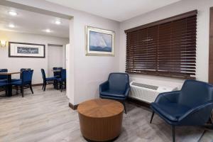 Days Inn & Suites by Wyndham Kokomo