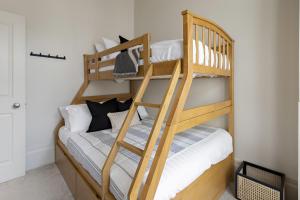 Sea Breeze, Luxury Views Seafront Stylish Home