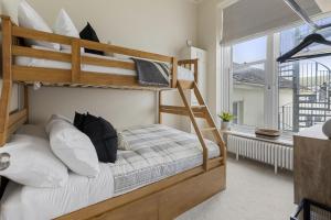 Sea Breeze, Luxury Views Seafront Stylish Home