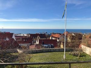 Trerummare med panoramautsikt och balkong i Visby innerstad