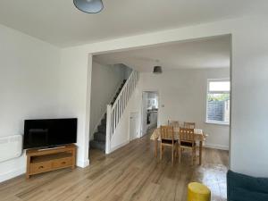 Modern, renovated 3 bed home near railway station