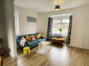 Modern, renovated 3 bed home near railway station